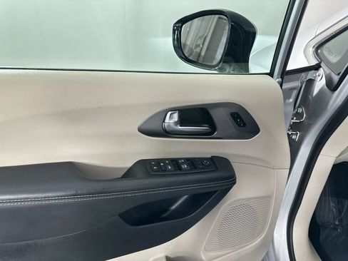 Certified 2024 Chrysler Pacifica Touring-L FWD image 19