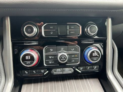 Used 2022 GMC Yukon XL Denali image 15