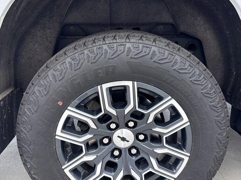 Used 2024 Chevrolet Colorado Z71 w/ Z71 Convenience Package 2 AWD/4WD image 42