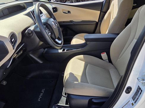 Used 2019 Toyota Prius LE image 4