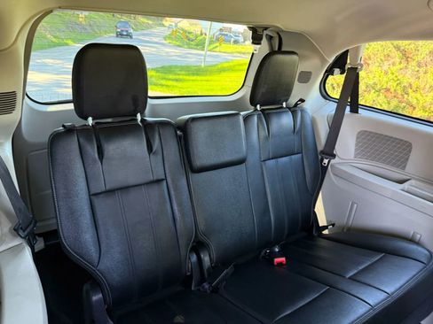 Used 2016 Chrysler Town & Country Touring FWD image 13
