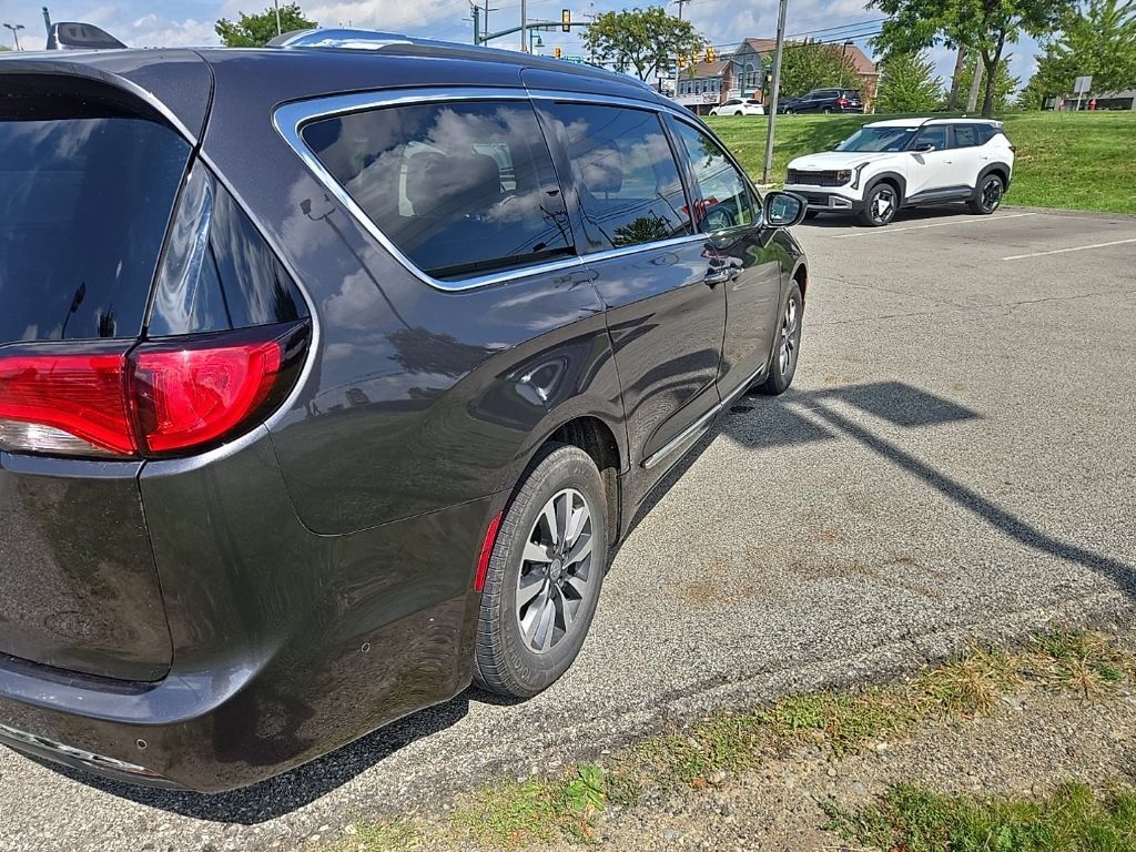 Used 2020 Chrysler Pacifica Touring-L Plus FWD image 2