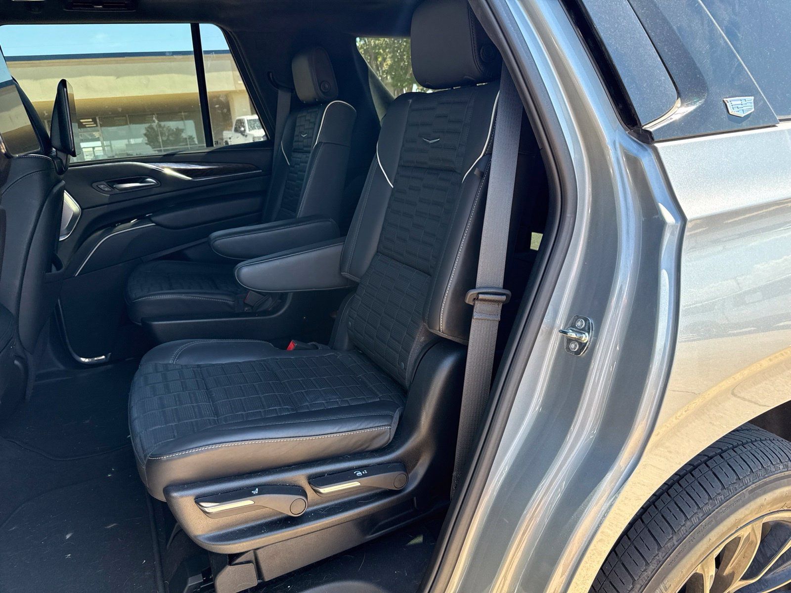 Used 2024 Cadillac Escalade Sport Platinum w/ LPO, ONYX Package AWD/4WD image 12
