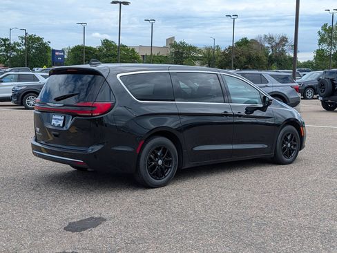 Used 2023 Chrysler Pacifica Touring-L FWD image 6