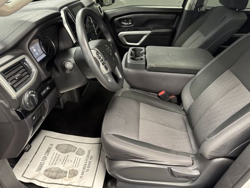 Used 2020 Nissan Titan SV image 9