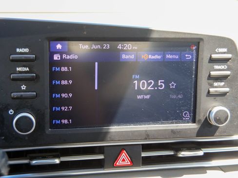 Used 2023 Hyundai Elantra SEL FWD image 3
