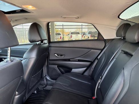 Used 2021 Hyundai Elantra Limited FWD image 3