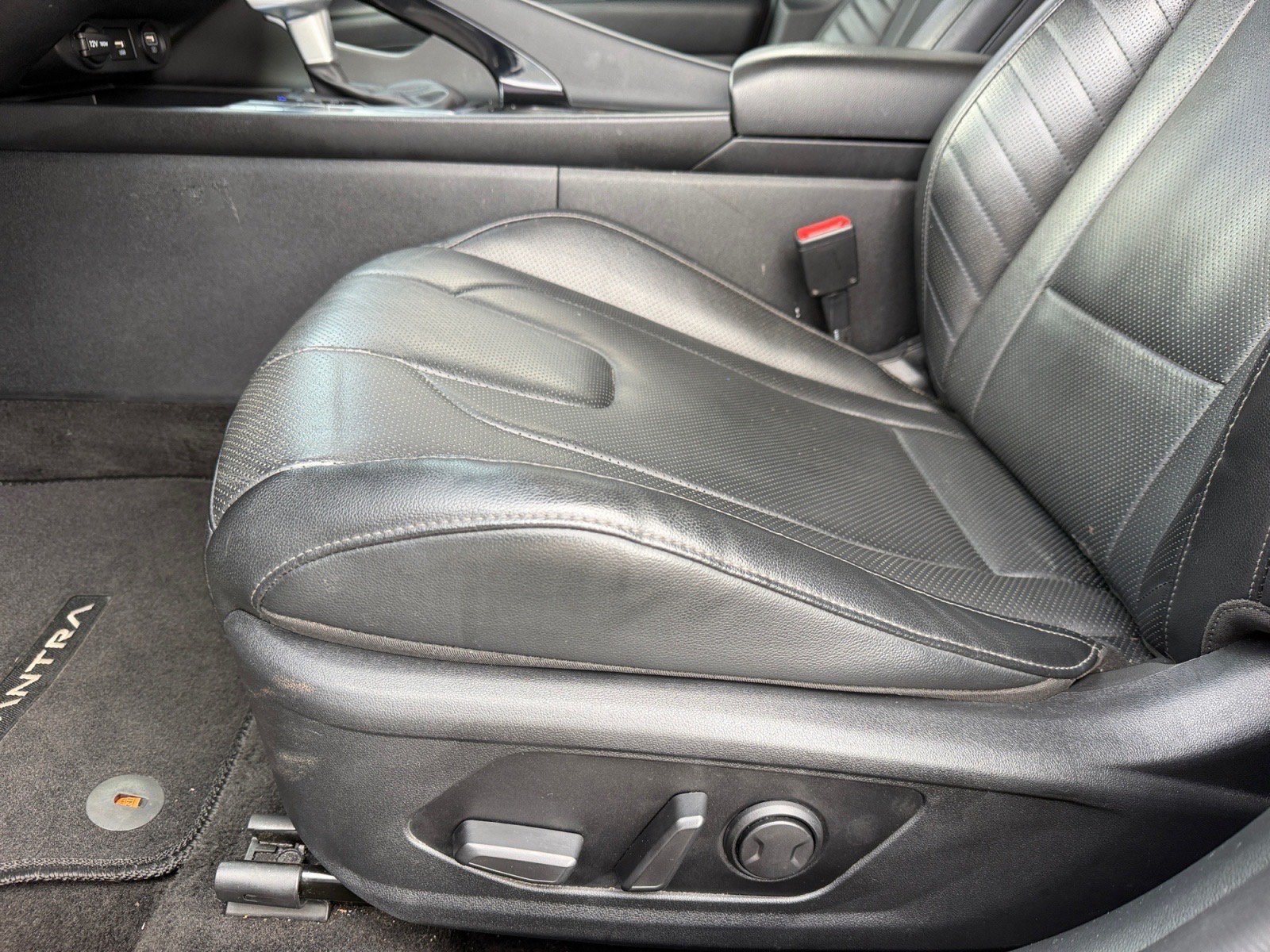 Used 2022 Hyundai Elantra Limited FWD image 11