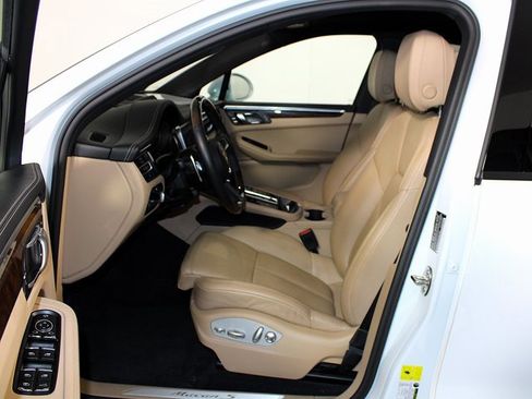 Certified 2022 Porsche Macan S image 5