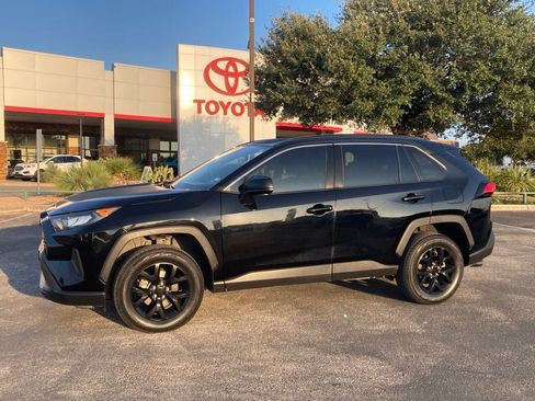 Used 2021 Toyota RAV4 LE FWD image 7