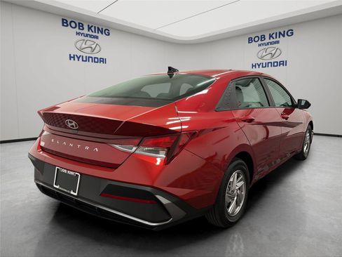 Certified 2026 Hyundai Elantra SE FWD image 4