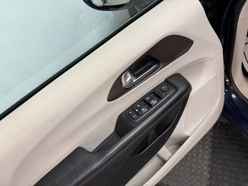 Used 2017 Chrysler Pacifica Touring-L w/ Tire & Wheel Group image 17