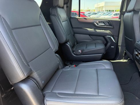 Used 2025 GMC Yukon XL Denali AWD/4WD image 26