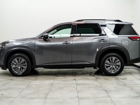 Used 2025 Nissan Pathfinder SV image 8