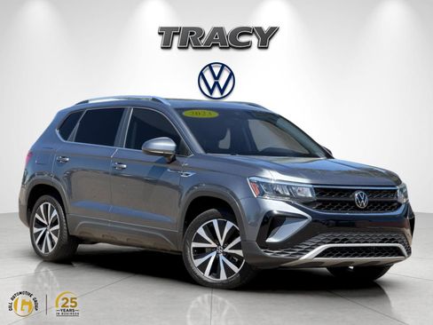 Used 2023 Volkswagen Taos SE FWD image 1