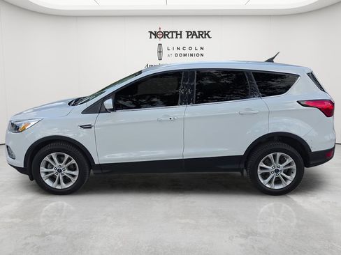 Used 2019 Ford Escape SE FWD image 2
