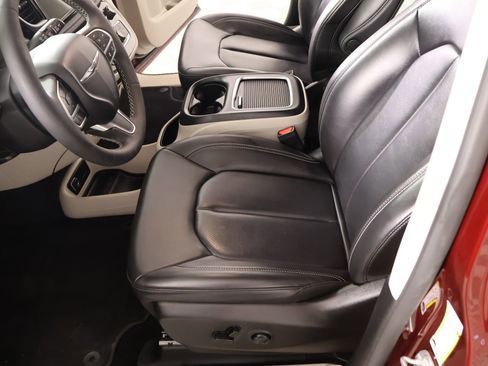 Used 2023 Chrysler Pacifica Touring-L image 10