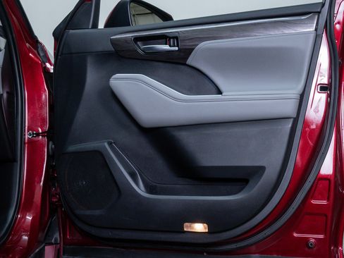 Used 2021 Toyota Highlander Limited image 10