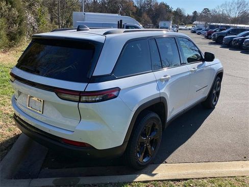 Used 2023 Jeep Grand Cherokee Altitude image 31