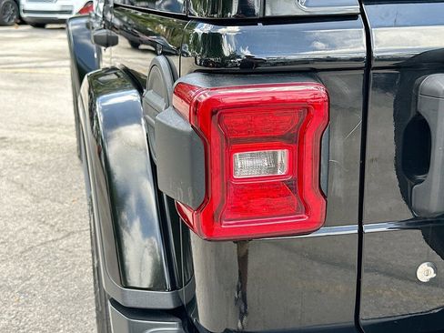 Used 2018 Jeep Wrangler Unlimited Sahara AWD/4WD image 30