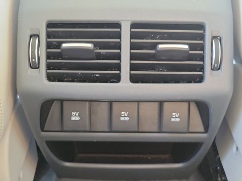 Used 2018 Jaguar E-PACE SE image 19