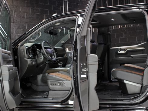 Used 2025 Chevrolet Silverado 1500 High Country w/ High Country Premium Package AWD/4WD image 28