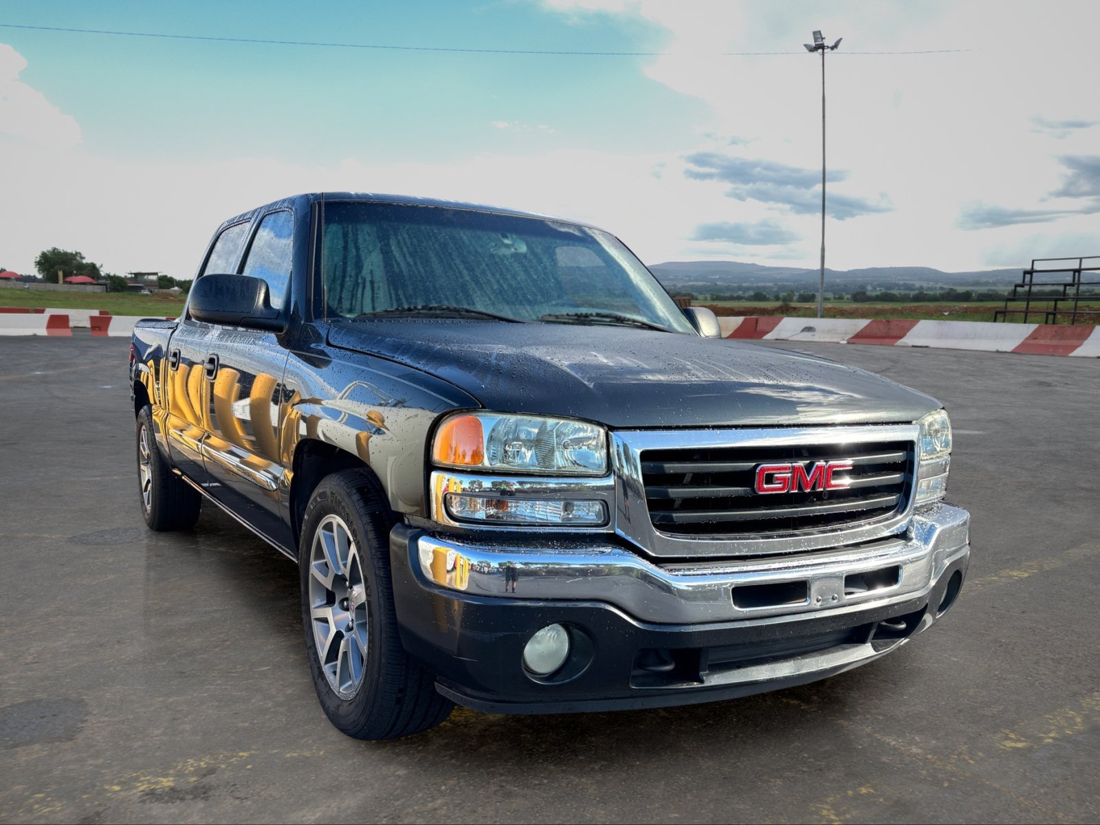 Used 2005 GMC Sierra 1500 SLE w/ Light Duty Power Package RWD image 2