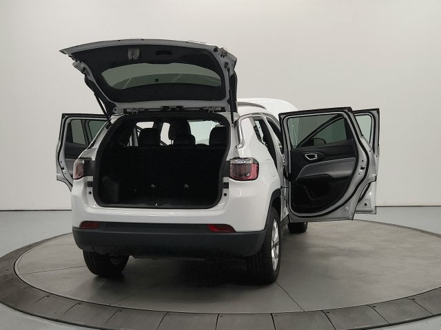 Used 2025 Jeep Compass Latitude AWD/4WD image 15