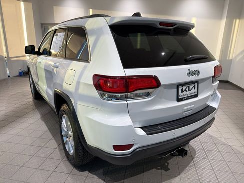 Used 2021 Jeep Grand Cherokee Laredo image 3