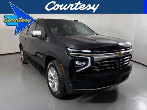 Used 2025 Chevrolet Suburban Premier image 1