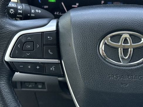 Used 2024 Toyota Sienna XLE FWD image 13