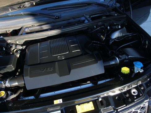 Used 2012 Land Rover Range Rover HSE image 28