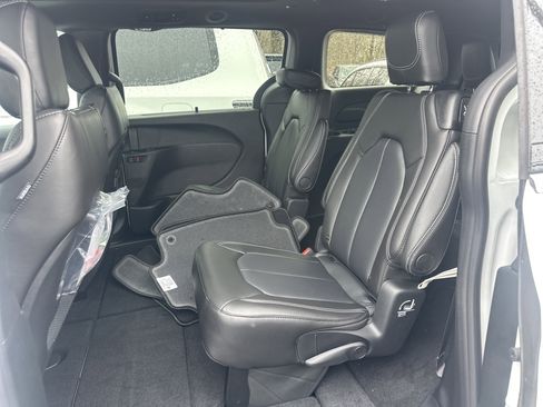 New 2026 Chrysler Pacifica Select AWD/4WD image 24