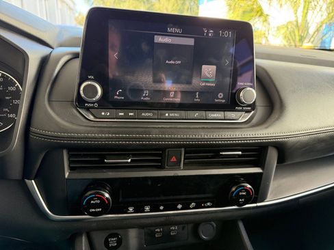 Used 2025 Nissan Rogue SV image 17