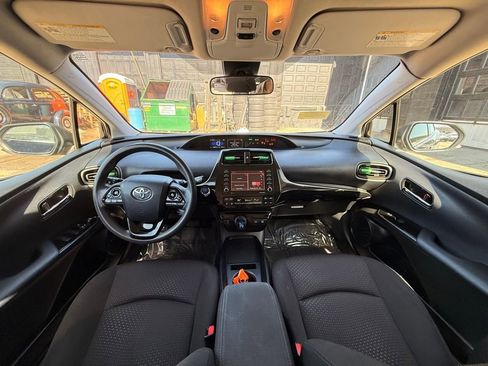 Used 2022 Toyota Prius LE image 17