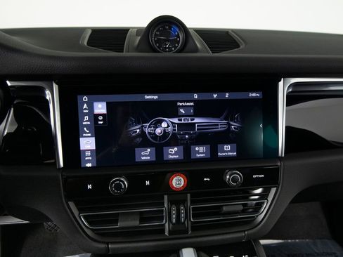Certified 2025 Porsche Macan AWD/4WD image 25