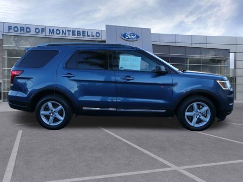 Used 2018 Ford Explorer XLT image 2
