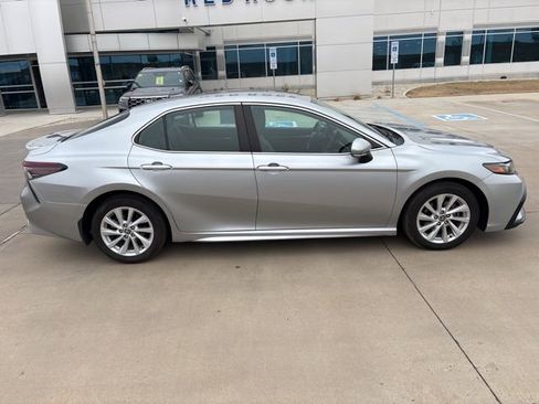 Used 2022 Toyota Camry SE FWD image 2