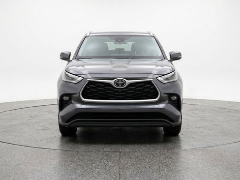 Used 2025 Toyota Highlander LE FWD image 2