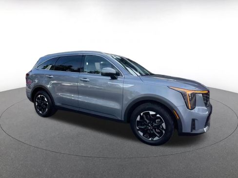 Used 2024 Kia Sorento S image 2