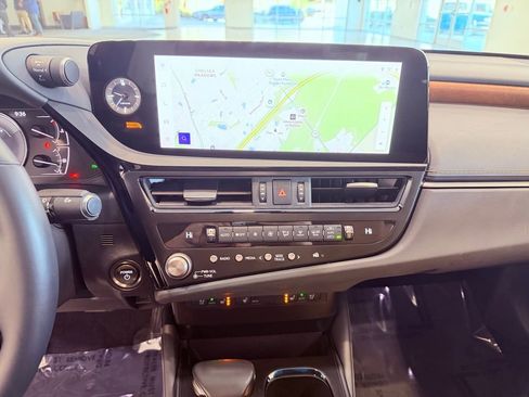 Certified 2025 Lexus ES 300h w/ Premium Package image 24