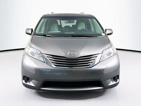 Used 2015 Toyota Sienna LE FWD image 2