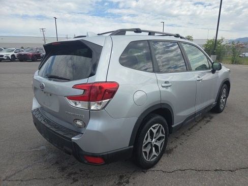 Used 2019 Subaru Forester Premium AWD/4WD image 3