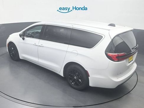 Used 2025 Chrysler Pacifica Select FWD image 23