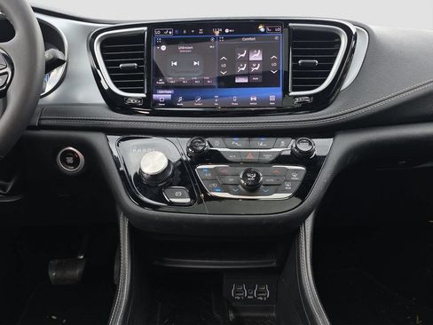 Used 2025 Chrysler Pacifica Limited FWD image 14