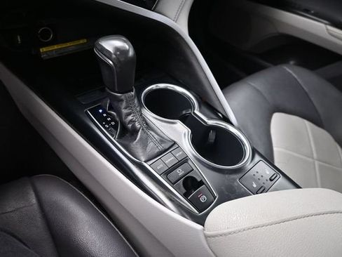 Used 2019 Toyota Camry XLE FWD image 19