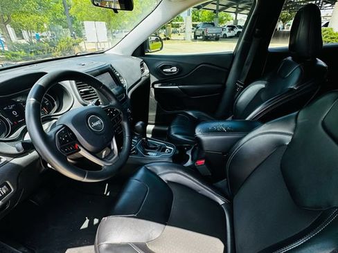 Used 2019 Jeep Cherokee Latitude Plus FWD image 11