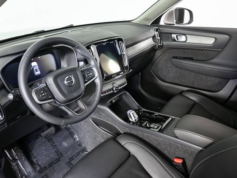 Certified 2025 Volvo XC40 B5 Plus image 6