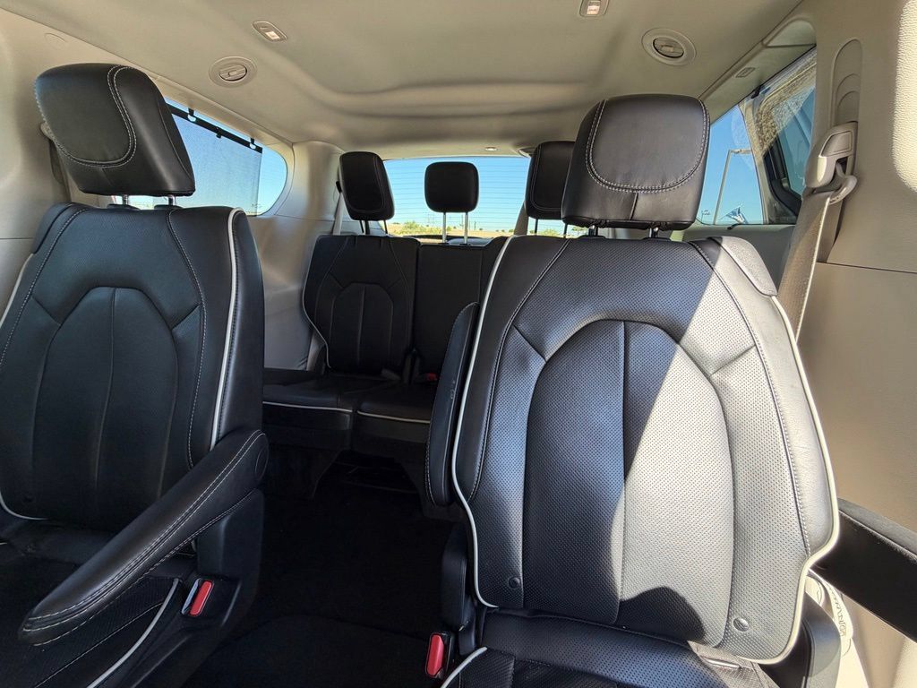 Used 2024 Chrysler Pacifica Limited w/ Uconnect Theater Family Group FWD image 18