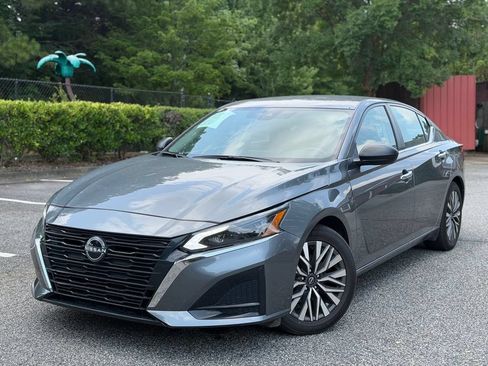 Used 2024 Nissan Altima 2.5 SV FWD image 1